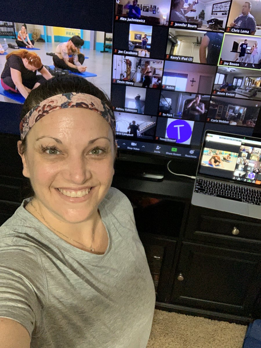 jenniferbourn's tweet photo. 6:45 am #21DFXRT in the bag with friends! My cozy bed is missing me but it felt good to sweat it out with @joybowen @Roadwarriorfit @chrislema @jcasabona @atjuch @JustinWise @tessak22 👊🥊💪 #beachbody https://t.co/wrQQLLKmeJ