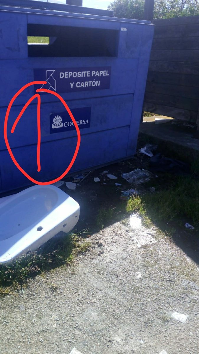 LauraCrespo9's tweet photo. @AytoSiero Querido Ayuntamiento de Siero: hoy, 4 de abril de 2020, he ido a tirar la basura para reciclar (como tendría que hacer todo el mundo) y, a pesar del calor, he tenido que ir en botas de agua debido al barnizal que hay... (Sigo hilo) https://t.co/tCJtUuhXSG