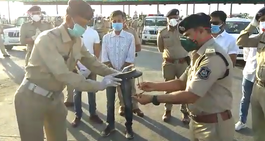 DDNewsGujarati's tweet photo. #Bharuch
મુલદ ટોલ ટેક્સ ખાતે ખાનગી સંસ્થા હેલપિંગ હાર્ટસ દ્વારા જિલ્લા પોલીસ વડા અને રેન્જ આઈ જી અભય ચુડાસમાની હાજરીમાં કોરોનાના જંગ સામે ખડે પગે ફરજ બજાવતાભરૂચ પોલીસ કર્મીઓને હાઇ રિસ્ક માસ્ક અપાયા 

@sp_bharuch @GujaratPolice 
#GujaratFightsCorona https://t.co/PMlZ1GoY7I