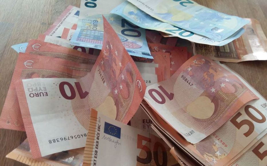 le_Parisien's tweet photo. L’argent liquide est en chute libre par peur de transmission du coronavirus. Des commerçants refusent les pièces et billets et imposent le paiement par carte bancaire, qui explose. Une pratique illégale > https://t.co/WsP2A26nCn https://t.co/Oz84fO2xzg