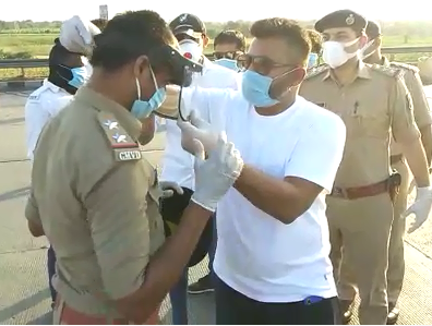 #Bharuch
મુલદ ટોલ ટેક્સ ખાતે ખાનગી સંસ્થા હેલપિંગ હાર્ટસ દ્વારા જિલ્લા પોલીસ વડા અને રેન્જ આઈ જી અભય ચુડાસમાની હાજરીમાં કોરોનાના જંગ સામે ખડે પગે ફરજ બજાવતાભરૂચ પોલીસ કર્મીઓને હાઇ રિસ્ક માસ્ક અપાયા 

@sp_bharuch <a href="/GujaratPolice/">Gujarat Police</a> 
#GujaratFightsCorona