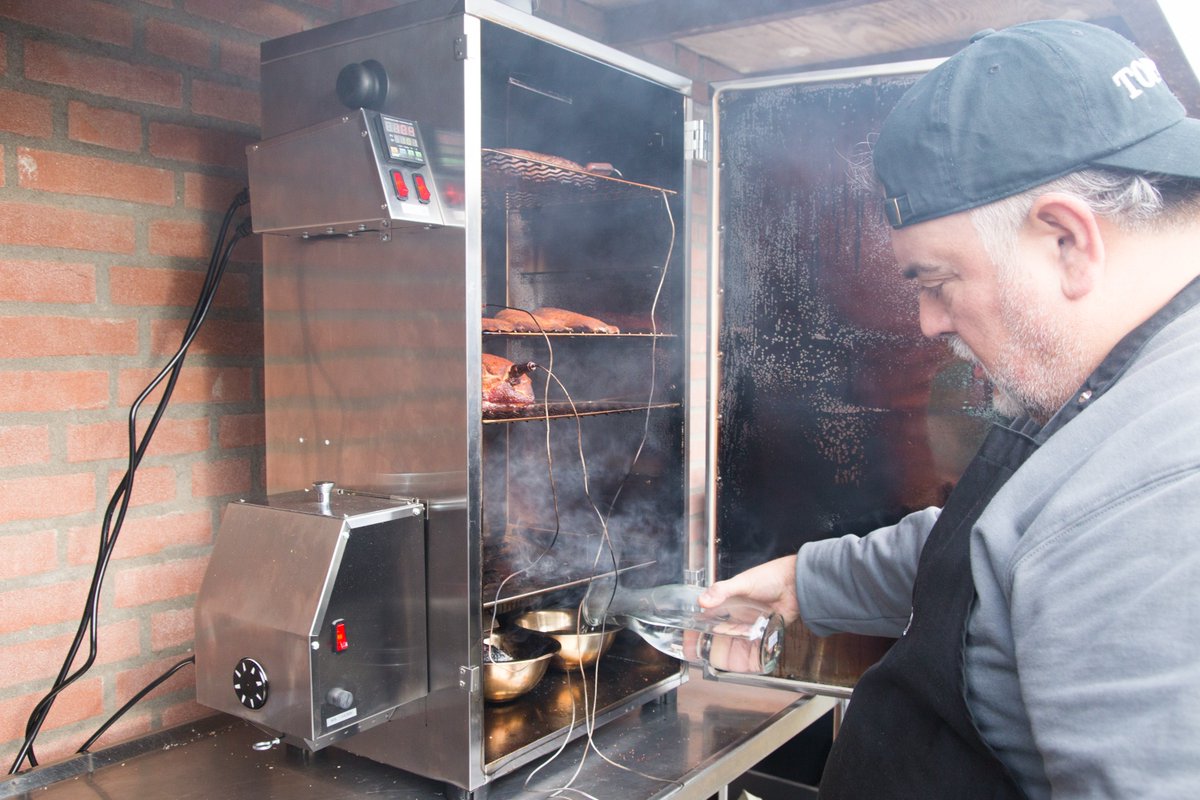 smokeyolivewood's tweet photo. We wishing you a smokey weekend!

#SmokeyOliveWood #FrescoQue  #andi_grillt  #monendykbbqshop #barbeque_point#selbstgeräucher #selbermachen #räucherwerkstatt #bbqlove #räuchern #Kaltgeräuchert #beefandbeer https://t.co/xny6s28S7r