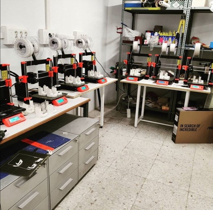 VdeVigueta's tweet photo. Estos días se ha sumado al trabajo de producción de material sanitario gracias a las instalaciones de la escuela. Intentamos no llorar de la emoción 😢❤️❤️
#vdevigueta #arquihumor #ETSAM #arquitectura #vistoenlaetsam #tallerdemaquetas #impresora3d https://t.co/EGTh8cpmzh