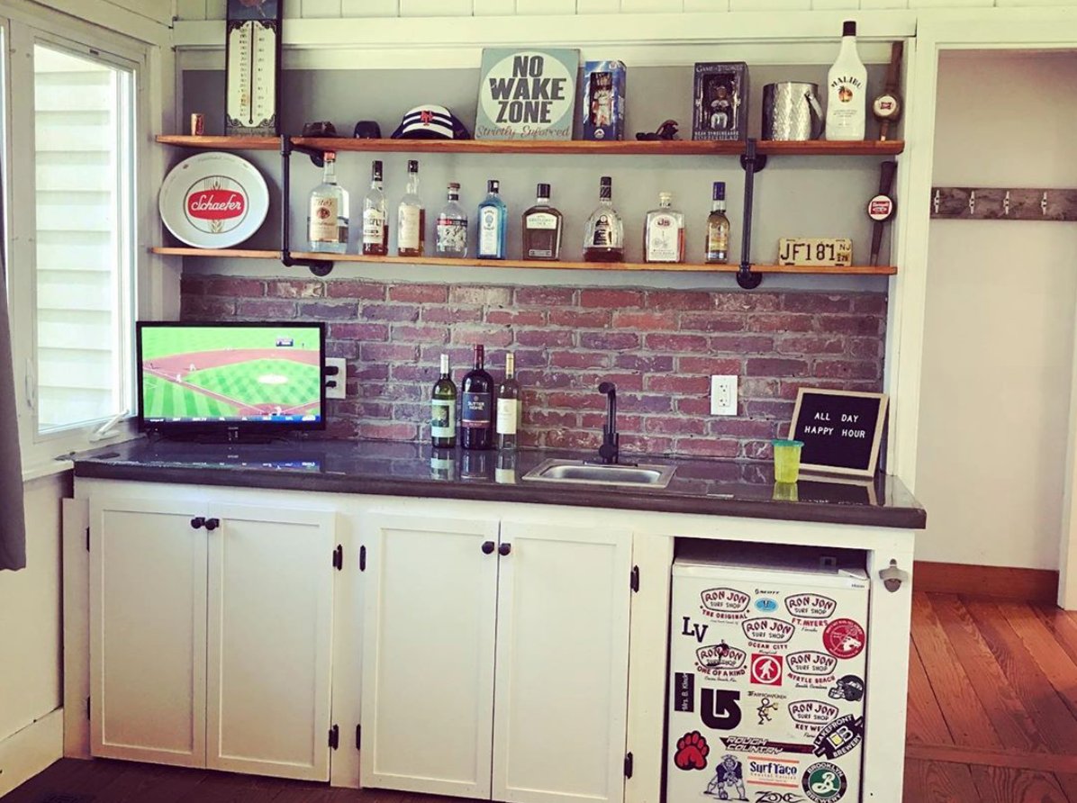 GeneralShale's tweet photo. Grab a drink and look at how awesome this backsplash is!! This wet bar has us dreaming of relaxing summer days. ☀️🌴
.
.
📸: A Yankee in Dixie
🧱: Englishpub #thinbrick
.
.
#generalshale #brickbacksplash #brickwall #interiordesign https://t.co/LArYKsi3u2