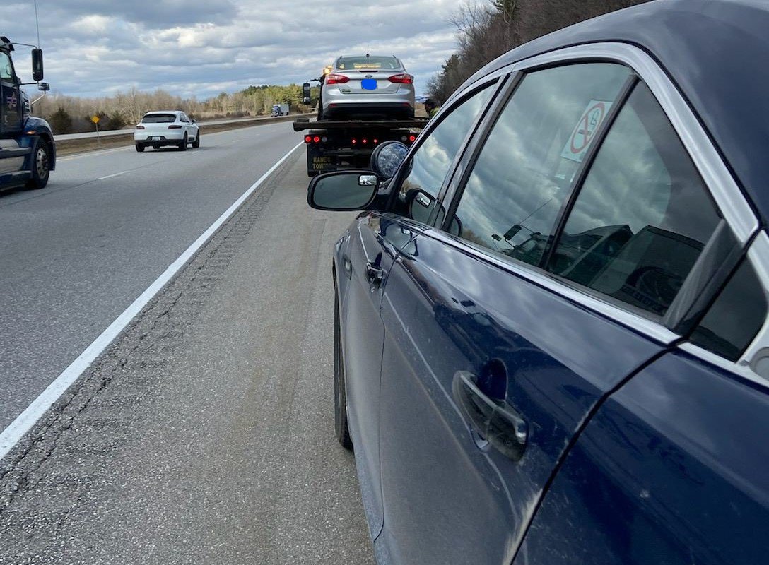 Driver makes improper lane change on #Hwy401 eb near #Mallorytown, spots #LeedsOPP cruiser behind him, slams on brakes, skids onto shoulder and changes spots with backseat passenger - officer watching. Charged w/Driving Under Suspension. Car impounded.  ^bd