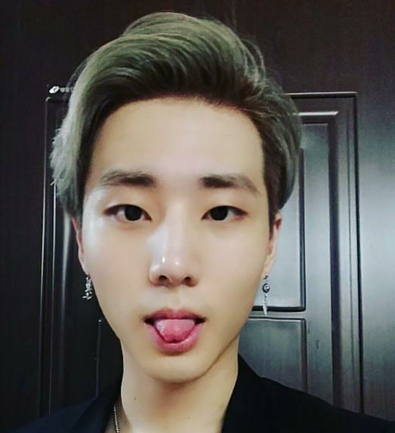 YoungK sticking his tongue out—a thread—  #DAY6   #데이식스   #YoungK