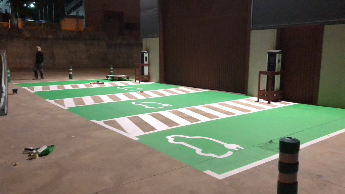 gronstod's tweet photo. Instalación y puesta en marcha de la 1a ELECTRÖLINERA de la población🔋🤟🏼🌍🌎🌏 https://t.co/RTmmcLW8xX