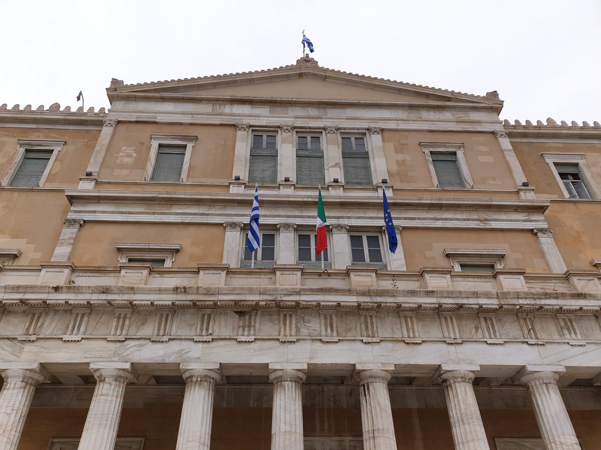 GiorgiaMeloni's tweet photo. Le bandiere di due storie millenarie, che sono alla base della civiltà europea, sventolano una accanto all'altra sul palazzo del Parlamento greco. Senza Grecia e Italia l'Europa non ha radici né futuro. Grazie fratelli greci 🇮🇹🇬🇷 https://t.co/Ec2ZHRXvII