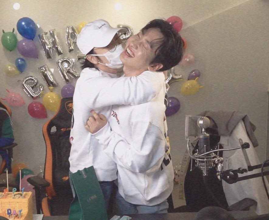Rachellll2h's tweet photo. ㅁㅊ....❤️❤️❤️ https://t.co/c8AoA6Pdta