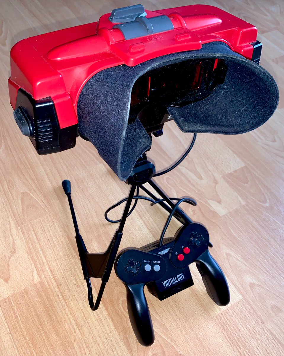 Nintendo Virtual Boy (1995)  Mario's Tennis (1995) Mario Clash (1995) J’ai acquis en 2003-2004 l’OVNI de Nintendo, casque VR jamais sorti en Europe et qui fut un échec absolu, et ses deux jeux Mario.Sachez que la notice française (pour le Canada) dit "le Virtual Boy".