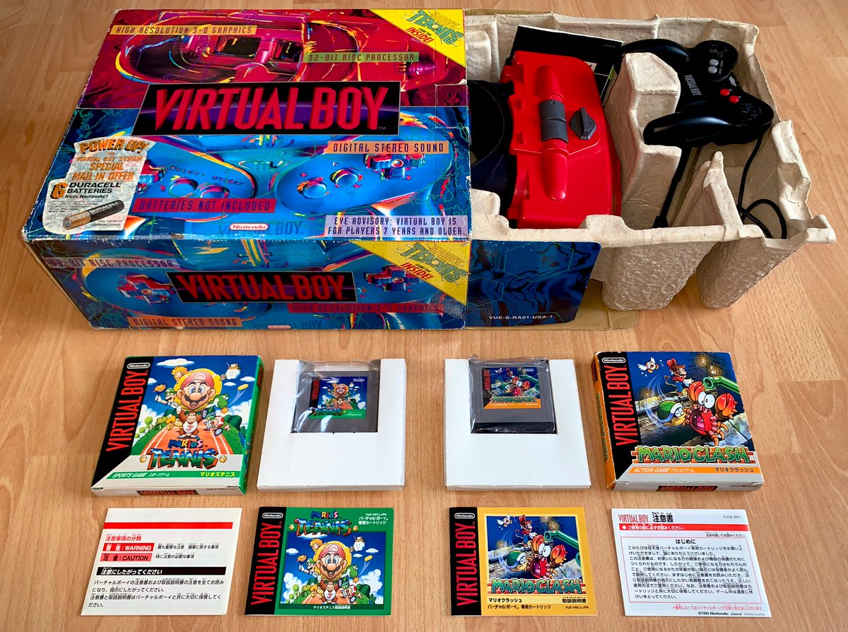 Nintendo Virtual Boy (1995)  Mario's Tennis (1995) Mario Clash (1995) J’ai acquis en 2003-2004 l’OVNI de Nintendo, casque VR jamais sorti en Europe et qui fut un échec absolu, et ses deux jeux Mario.Sachez que la notice française (pour le Canada) dit "le Virtual Boy".