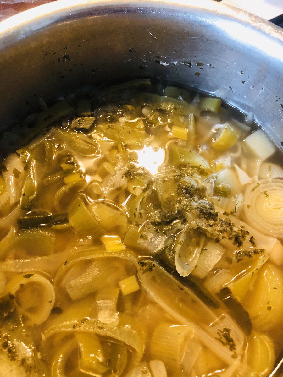 sphoenix78's tweet photo. Something rather therapeutic about making your own bread and soup...#feelingcreative #creativityinthekitchen #breadmaking #kneading #honeyandsunflower https://t.co/CgnxhOBwBH