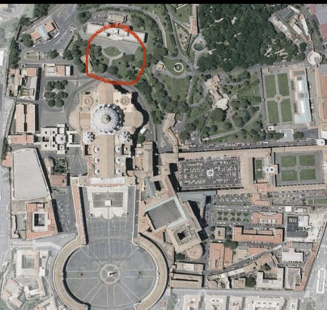 Y si buscamos en Google maps podemos ver que el Vaticano también tiene forma de serpiente, agregaré color para que te guíes, es más hasta una corona y la lengua bífida se puede apreciar.