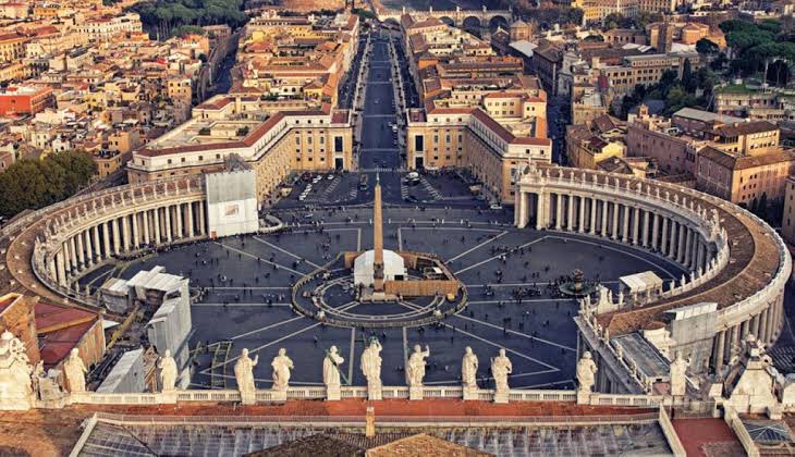 Podemos apreciar a Ishtar con sus 8 picos en la plaza de San Pedro y como no podía faltar, un Obelisco que por si no lo saben fueron creados para adorar al Dios Sol y evidentemente sirve como Reloj Solar. También tiene forma de cerrojo para la llave de San Pedro.