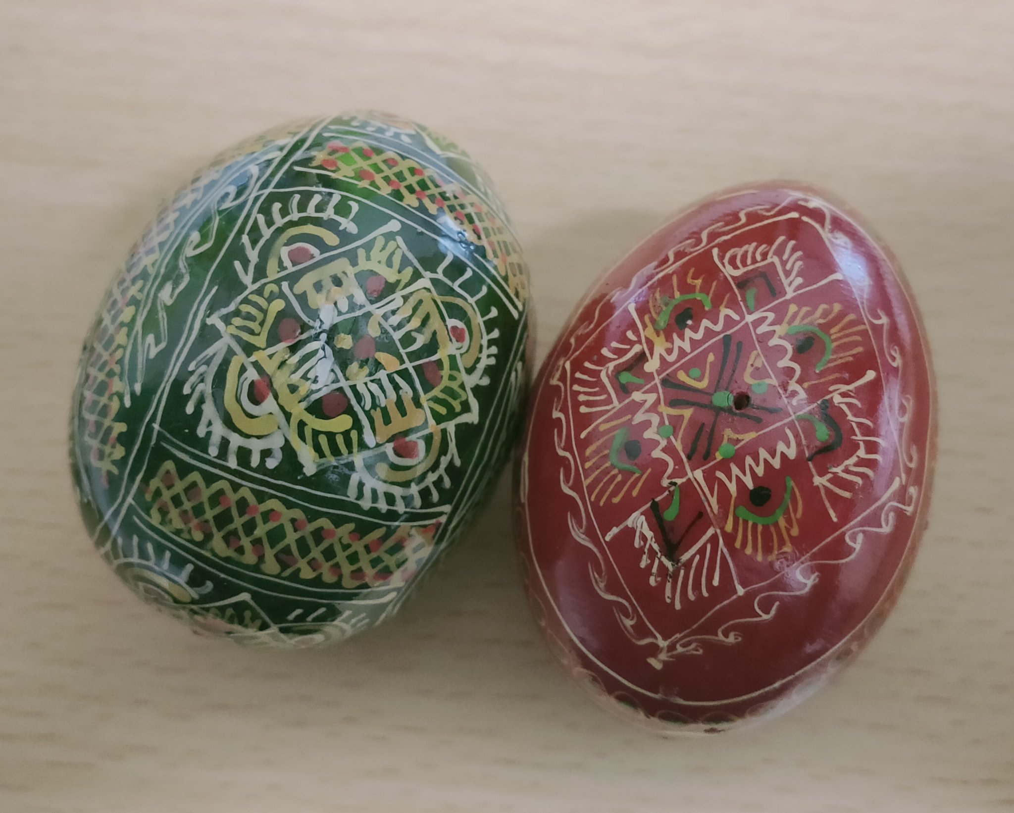 三矢英人卿 ちゃんとしたイースターエッグは本物の卵の中身を抜いて作るみたいだけど 東欧ではお土産物屋で卵を模した木に絵をつけた物がよく売られている 写真はポーランドで買ったもの T Co Uuhlcpkxk6 Twitter