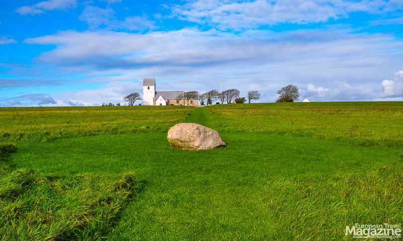 EUTravelMag's tweet photo. While museums remain closed in #Denmark, you can still follow in The Footsteps of #Vikings.
The ancient defensive traces of #Fyrkat and #Aggersborg are open for the public + free to visit. As are the stone ships of #LindholmHøje and #Jelling.
Read more: https://t.co/h3sdz73VWL https://t.co/VPNdKnwYEq