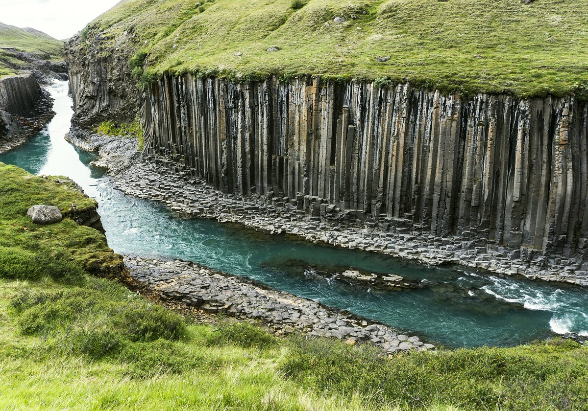 geocappiello's tweet photo. #4April #April4 #4Aprile 2020

An Icelandic basaltic gem 

Stuðlagil Canyon, Jökulsá á Brú river
Jökuldalur Valley  🇮🇸

#Iceland #Stuðlagil #Jökuldalurvalley #basalt #basaltcolumn #geology #canyons #geomorphology https://t.co/agPZU51Rkr