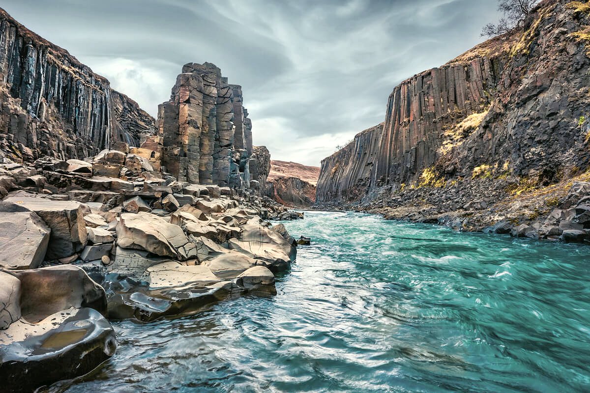 geocappiello's tweet photo. #4April #April4 #4Aprile 2020

An Icelandic basaltic gem 

Stuðlagil Canyon, Jökulsá á Brú river
Jökuldalur Valley  🇮🇸

#Iceland #Stuðlagil #Jökuldalurvalley #basalt #basaltcolumn #geology #canyons #geomorphology https://t.co/agPZU51Rkr