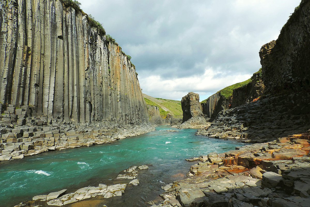 geocappiello's tweet photo. #4April #April4 #4Aprile 2020

An Icelandic basaltic gem 

Stuðlagil Canyon, Jökulsá á Brú river
Jökuldalur Valley  🇮🇸

#Iceland #Stuðlagil #Jökuldalurvalley #basalt #basaltcolumn #geology #canyons #geomorphology https://t.co/agPZU51Rkr