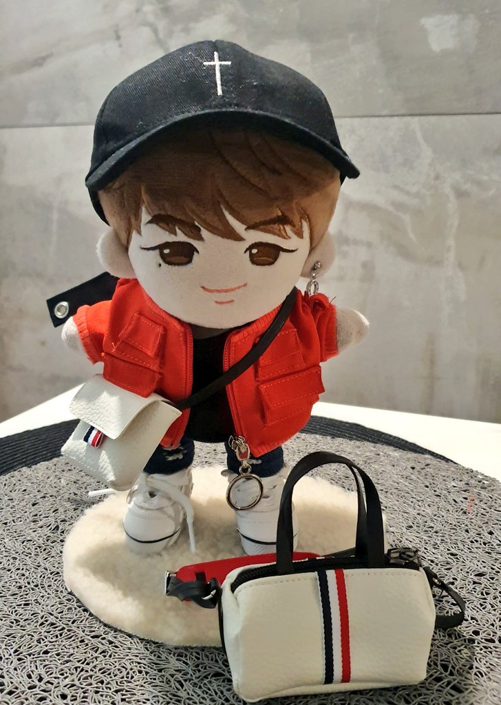 🍧ss 옷장 라인업🍧
 🎈B 라인(모자 반바지 반팔티 코트)
 🎈사진속 가방
 🎈오렌지 점퍼
 🎈G후드티 
폼오픈은 4월 7일(화)  낮 12시부터 3일간만 open  
🎯옷 주문은 수량제한 😊
폼은 이타래에 올리겠습니당~
rt 좋아요 추첨 2분께 B 반팔티 증정
#솜뭉치 #아이돌룩 #솜뭉치옷장