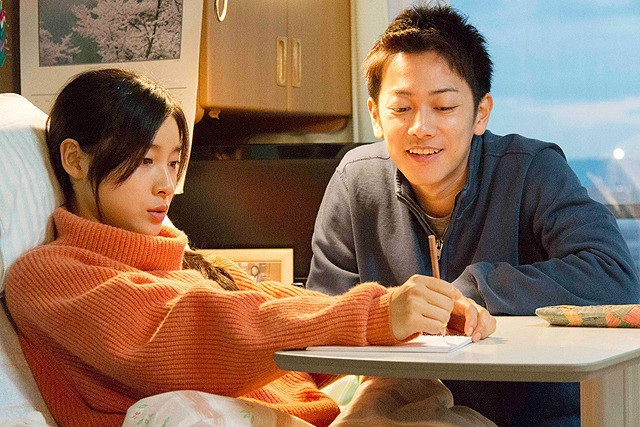 eigacom's tweet photo. 【📺今宵の映画番組】

本日21:00よりTBSで、#佐藤健×#土屋太鳳 共演のラブストーリー「#8年越しの花嫁　奇跡の実話」を放送。

作品情報は👉https://t.co/LgzPRUBxZn

🗒インタビュー「佐藤健×土屋太鳳が目指した演技の向こう側　役を“生きる”までの道のり」👉https://t.co/SPbXIUVg7T https://t.co/RzsMayeki8