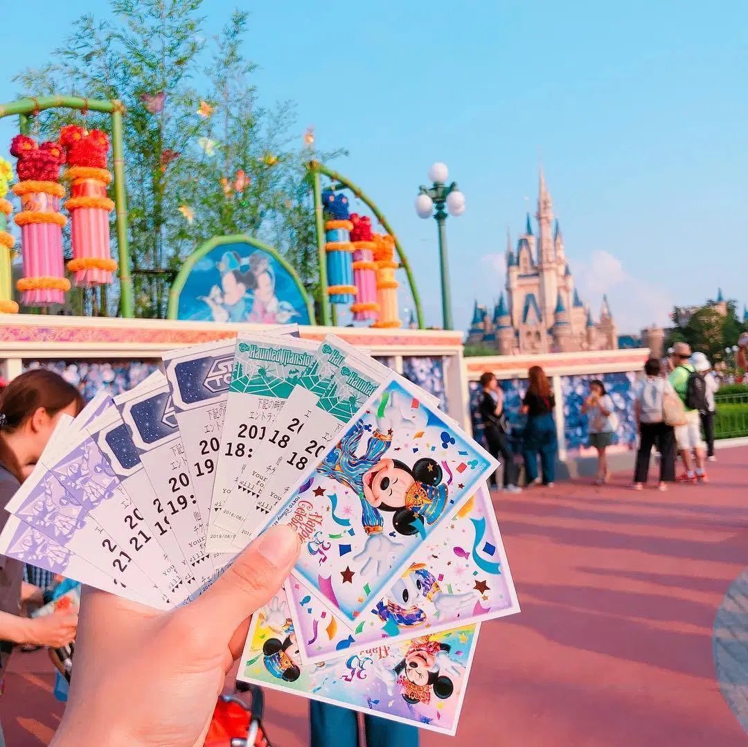 emprxx's tweet photo. 🎡 Disney In Versailles Park , yesterday https://t.co/0M9c7eN4Ml