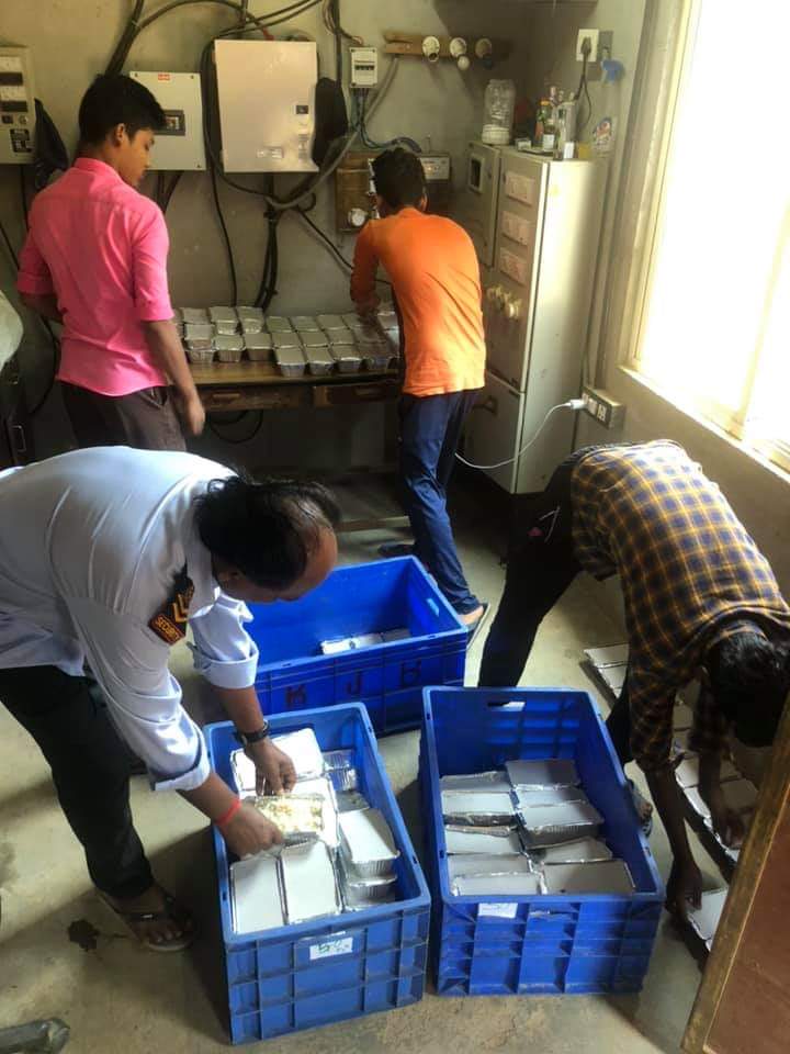 lifemeandmore's tweet photo. Karnatak Jain Association, at Belgaluru is engaged in distributing thousands of packets of food to the construction site workers. Belgaumite Chetan Desai is a proud volunteer in this cause of providing for the needy. Gratitude and wishes for strength to these samaritans.
#Covid https://t.co/r2CTkNuZWq