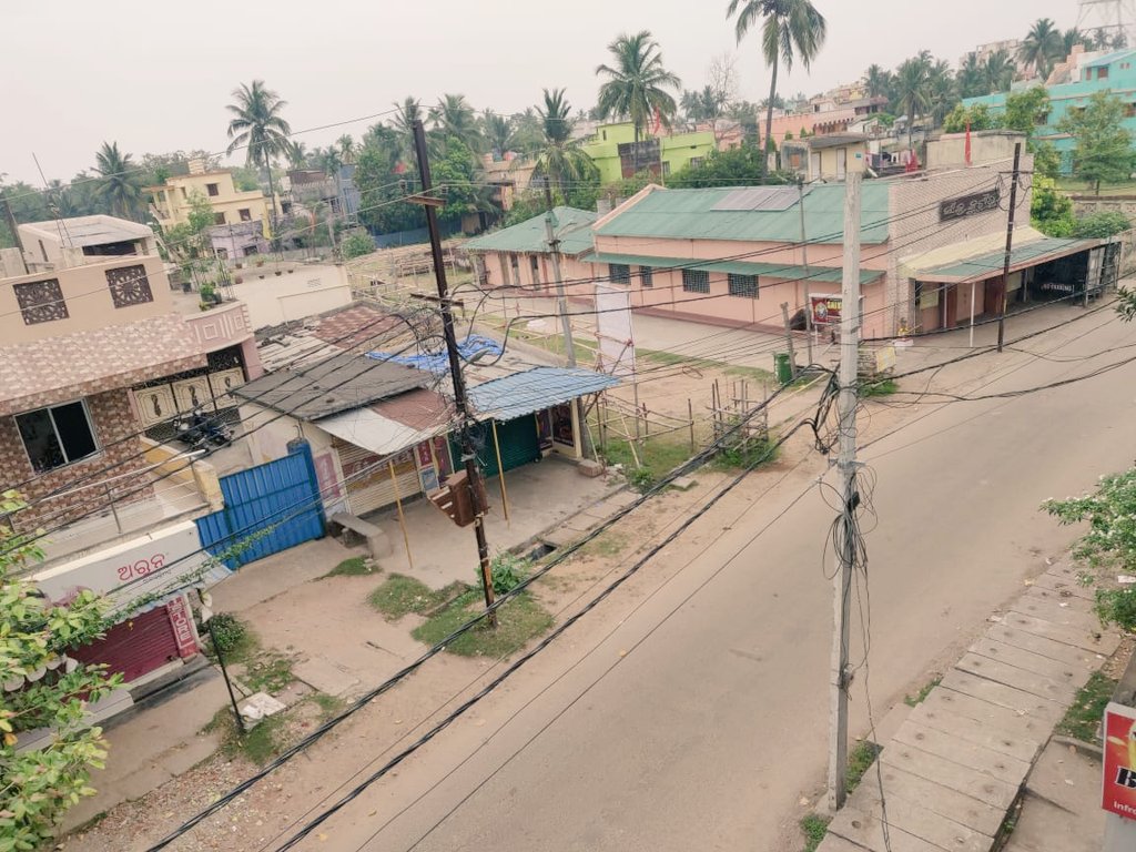 Nidhi_Lohia's tweet photo. When #Shutdown is taken more seriously than #Lockdown 👀

Happy to see people not stepping out of their homes unnecessarily. Remember, even though we're maintaining #SocialDistancing, we're all in it together! 😊

📸: @pradyumna11 
📍: Deulasahi, Tulasipur, #Cuttack 

@CMCCuttack https://t.co/WKg6vGpaON