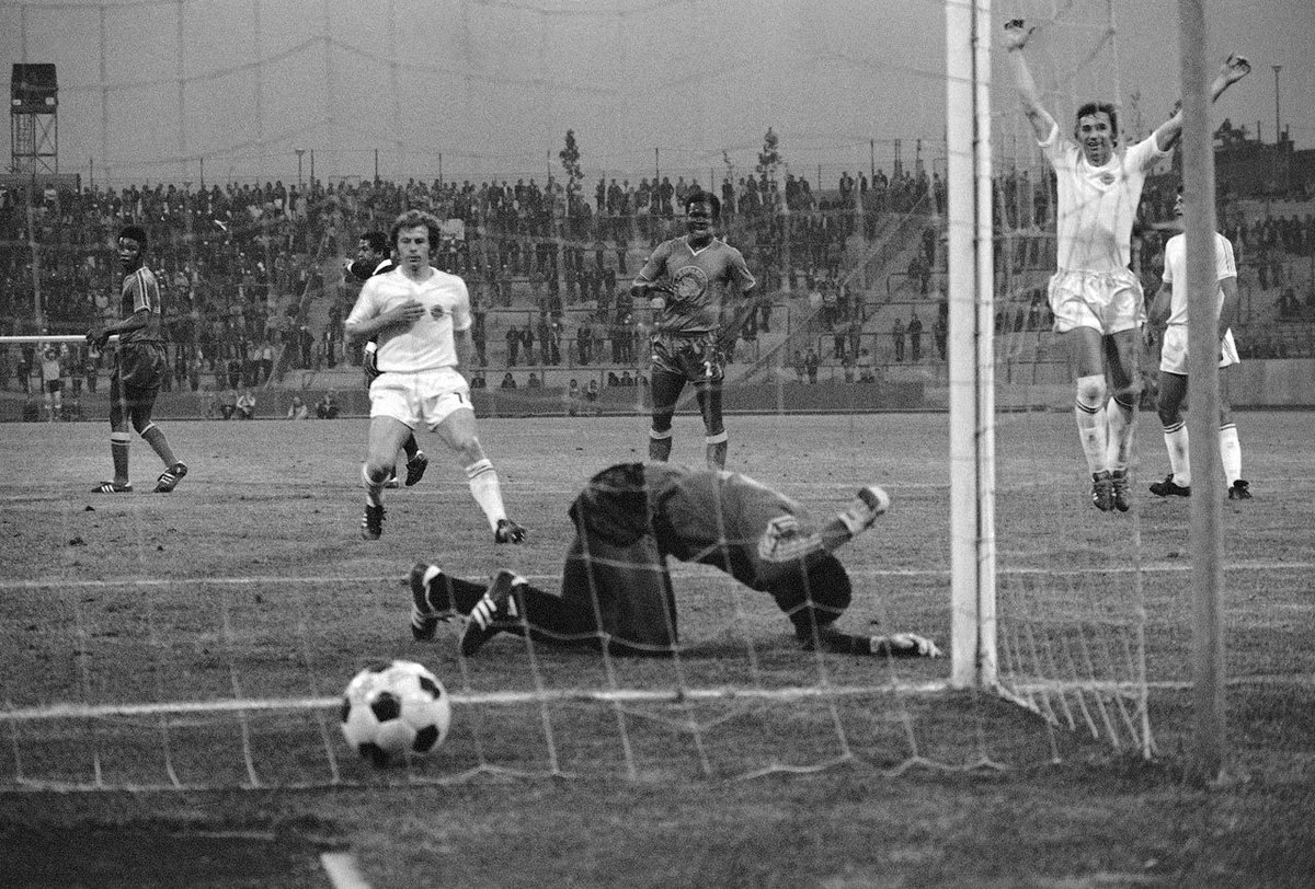 Al Parkstadion di Gelsenkirchen lo Zaire si accinge a giocare la partita contro il Brasile, l'ultima del Gruppo B. Lo Zaire ha già perso i primi due incontri, con la Scozia (2-0) e con la Jugoslavia (9-0). Siamo all'85º minuto, sul risultato di 3-0 per i Brasiliani (1)...