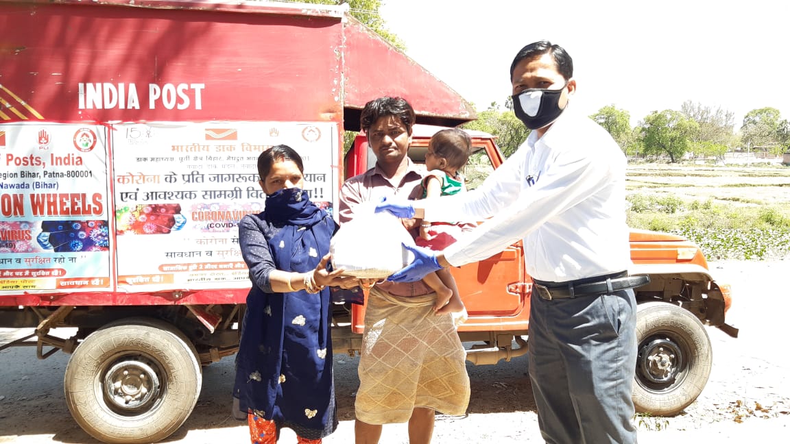 pmgeastregion's tweet photo. @IndiaPostOffice  @GoI_MeitY 
नवादा  डाक कर्मियों  का साहसिक मानवीय कदम ,बाटें राहत सामग्री। 
नवादा डाक मंडल के सभी सहकर्मियों  के सहयोग से खाद्यान सामग्री और रोजमर्रा की वस्तुएँ जैसे कि शब्जी ,चावल ,आलू इत्यादि लोगों के बीच जाकर इस विषम परिस्थिति में उपलब्ध कराया जा रहा है। https://t.co/Mn1PJnh1oq