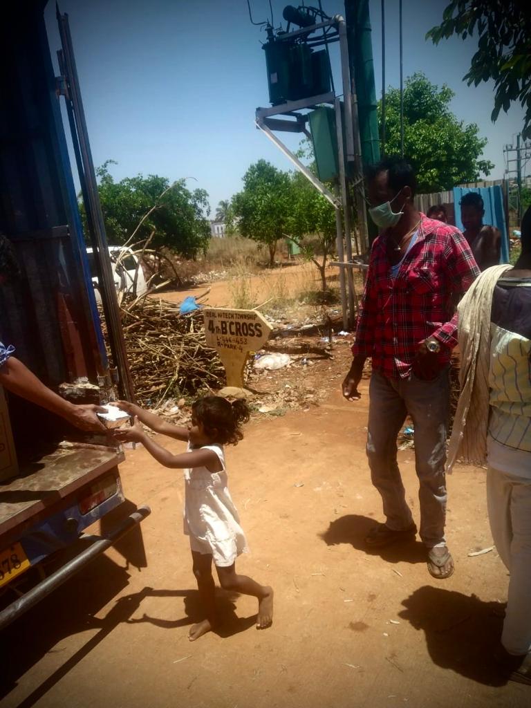 _KMYF's tweet photo. Karnataka Marwari Youth Federation distributed food packets to the needy from Saturday 28th March 2020 to Friday 3rd April 2020, In total about 26,245 food packets have been distributed. 
Sincere gratitude to each and every one who have supported KMYF for this good cause. https://t.co/HahpPDLoPf