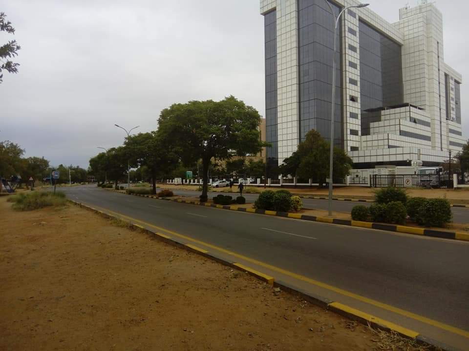 AfricaFactsZone's tweet photo. Botswana declares a 28 days lockdown after recording 4 Coronavirus cases. People are complying with the order without security officers being used to enforce the order.

Botswana is one of the most peaceful countries in the world with very well behaved citizens. https://t.co/f7CfsE53Kc