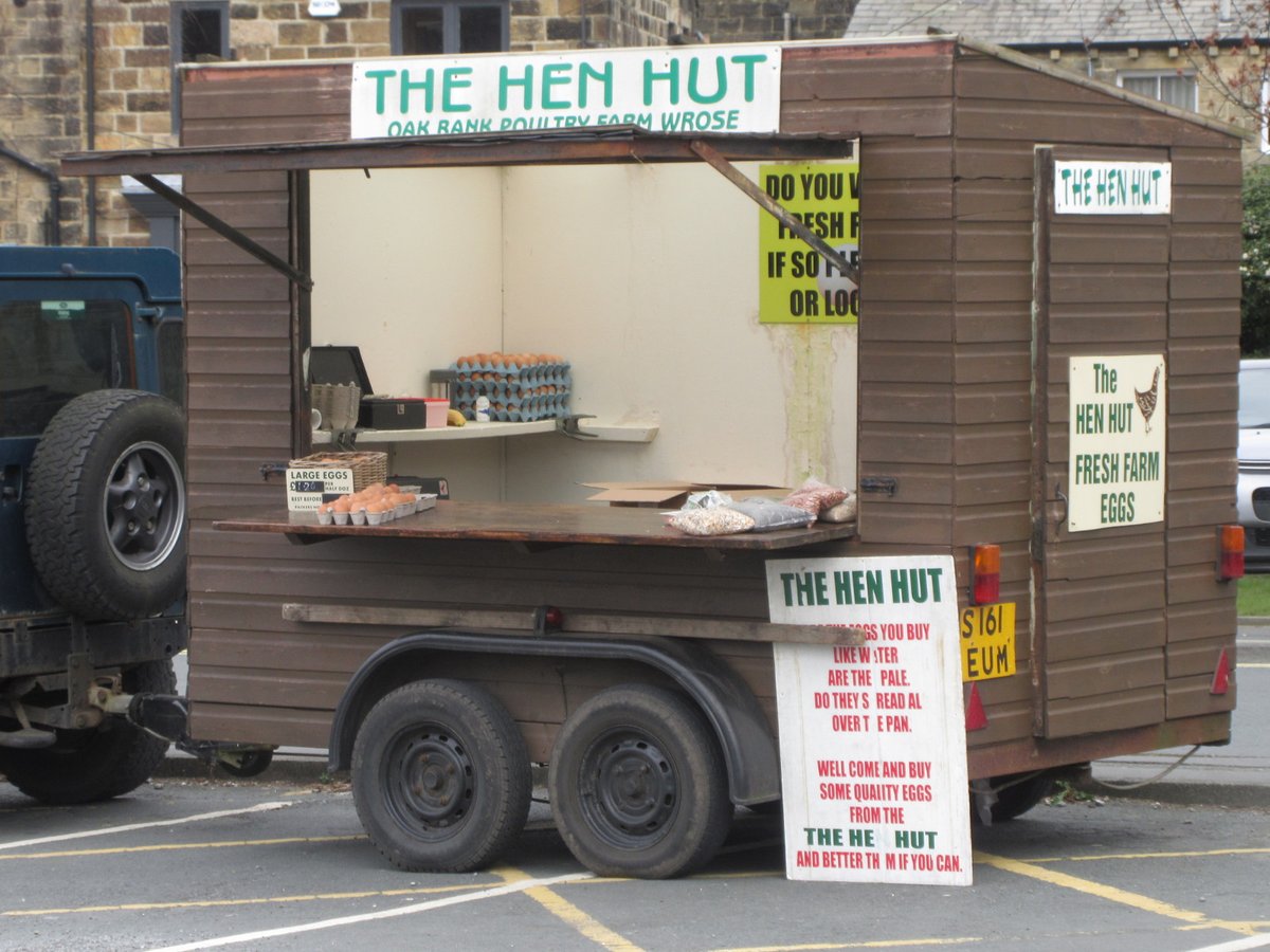For anybody in #Ilkley wanting eggs, The Hen Hut are currently in the central car park: