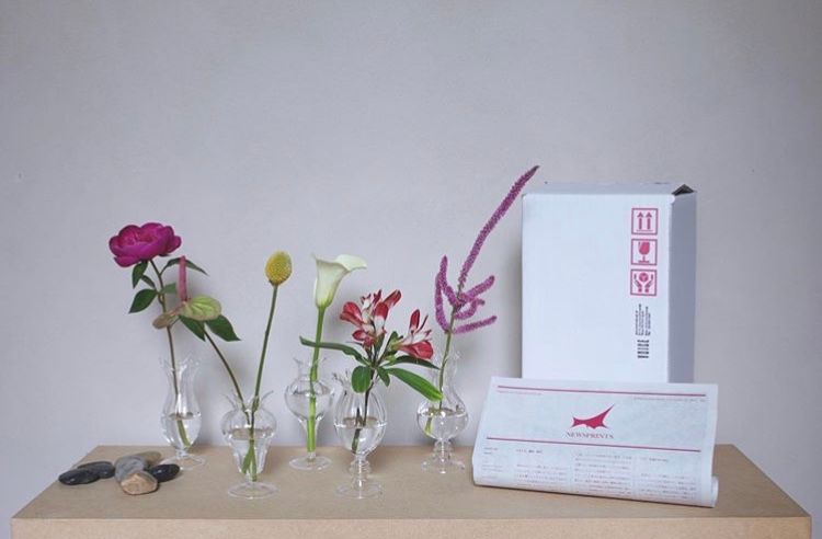 Ginza Twitterissa 外苑前の花屋 Voice がお家に花が届くアソートボックスをスタート 手軽に飾りやすい切り花の詰め合わせに Magazine Isn T Dead の高山かおりさんによるタブロイド紙が付いたスペシャルなセット 部屋に飾っておうち時間をもっと華やかに仕上げて