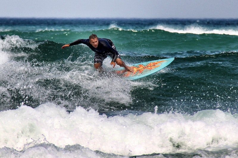 Surfing. Биарриц серфинг. Джордж Фрит серфер. На серфинг. Человек на серфе.