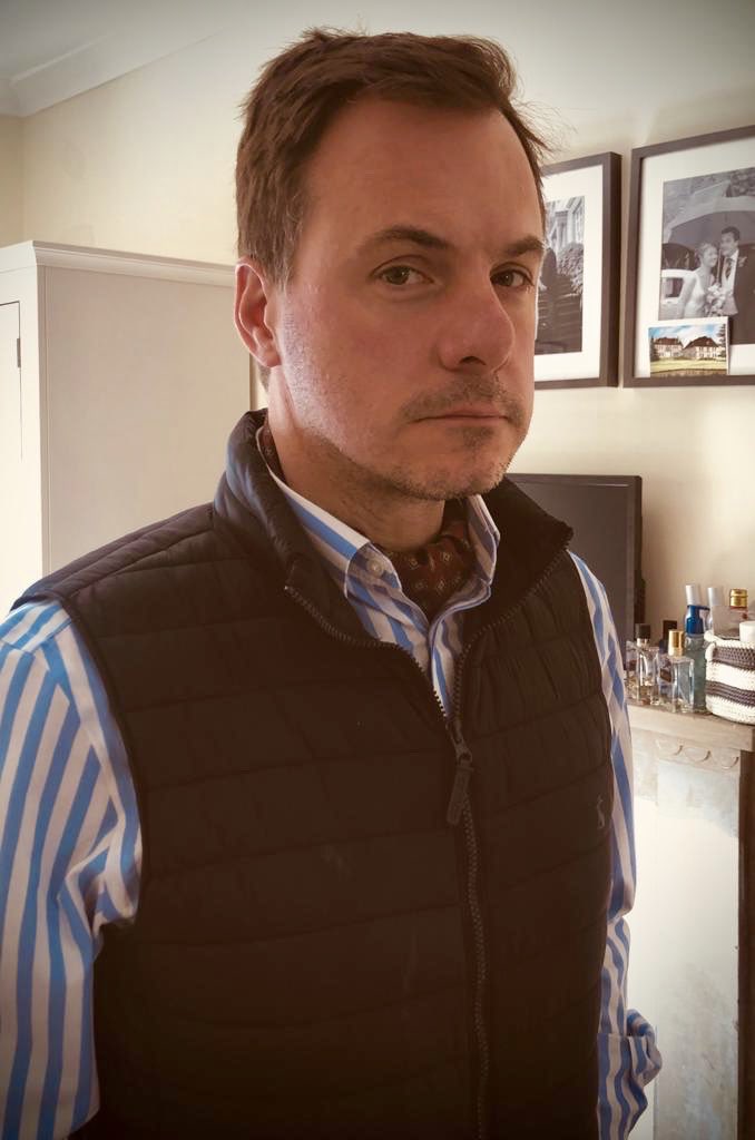 JessDoodes's tweet photo. Whilst some opt for a relaxed style during #lockdown, style certainly hasn’t gone out of the window of The Headmaster’s House.@DoverCollegeHM #StyleSaturday #headsontwitter #cravat #lookingstylish #alldressedupandnowheretogo #gentlemansattire #fashion https://t.co/caSzoflfs0