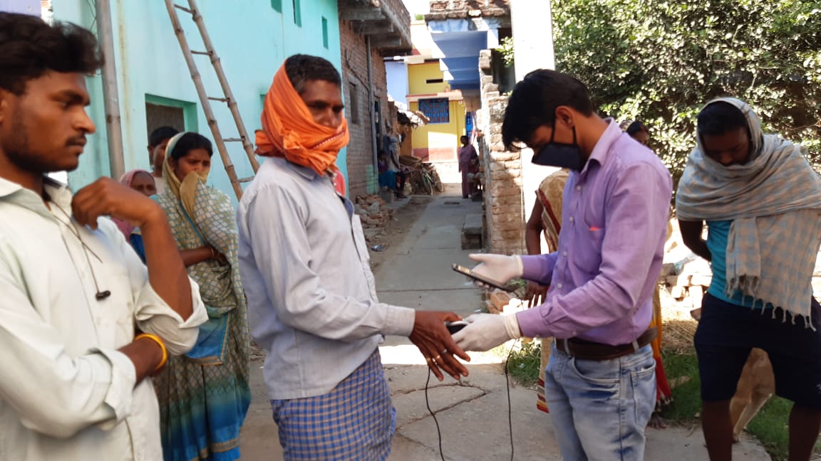 pmgeastregion's tweet photo. @IndiaPostOffice @podivdop @GoI_MeitY 
चलंत डाकघर(Post Office on wheel)नवादा क्षेत्र के सभी ग्राहकों को डाक विभाग की सारी सेवाएँ प्रदान की गयी,बाटें 8 लाख रुपये। 
डाक कर्मियों के द्वारा असहाय लोगों को AePS के तहत घर जाकर पैसा भुगतान किया जा रहा है।7.20 लाख रुपये एक दिन में बाटें। https://t.co/FJQq2G9lKE