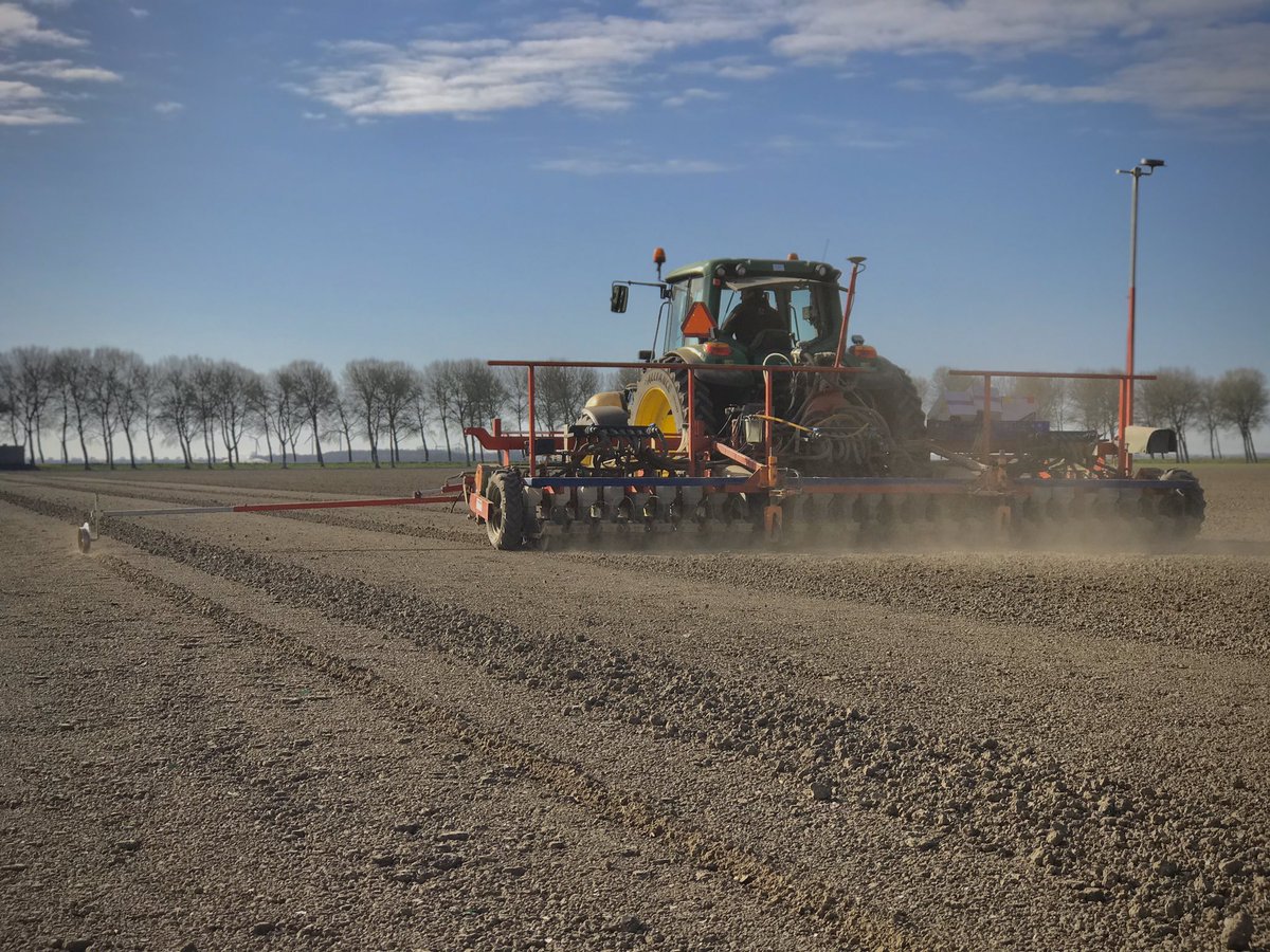 Voorjaar!! Met de hakenfrees willen de kluiten wel kapot💪🏼