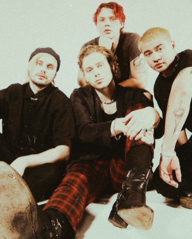 [BONUS CONTENT]THE BOYS!! since calm is #1 in UK and Australia alreadyi'll give u this bonus content to celebrate thatWHAT NUMBER ARE WE?? #5SOS   #5soscalm   #5SOSWORLDDOMINATION