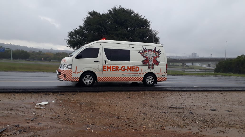 EMER_G_MED's tweet photo. 《Edenvale》#RV07 and #A09 responded to N3 south R24 split for a rollover. One patient was transported to hospital for further treatment @GTP_Traffstats @_ArriveAlive @EWNTraffic #whensecondscount #edenvale https://t.co/IqYHEJbQbW