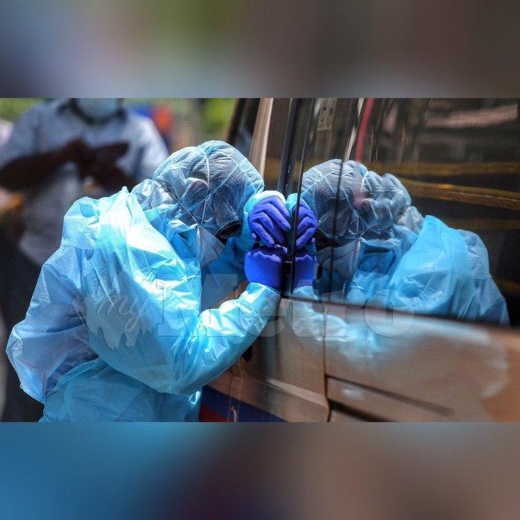 #frontliners #kitajagakita #pkpd Petugas KKM kelihatan keletihan ketika menunggu penghuni yang positif untuk di hantar HKL pada tinjuan di Menara City One susulan Perintah Kawalan Pergerakan Diperketatkan (PKPD) susulan perintah kawalan pergerakan Covid-19. FOTO Aswadi Alias