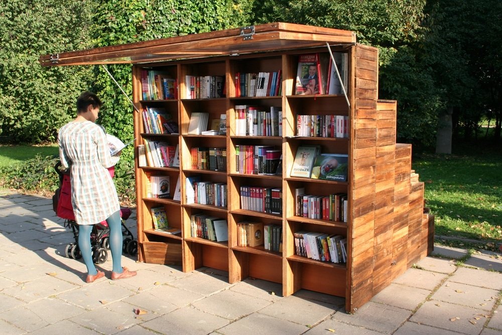Du coup mon projet c'est de faire une bibliothèque en plein air. Mais j'ai pas de grandes bibliotheques donc va falloir improviser pour l'instant...