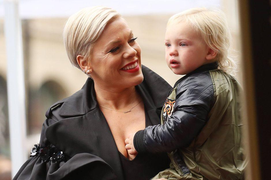 ParisMatch's tweet photo. Guérie du coronavirus, la chanteuse Pink dénonce le gouvernement américain https://t.co/mpuD38LpTU https://t.co/wAVervg18M