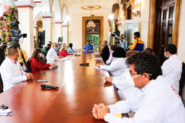 "Es muy probable que tengamos que terminar el curso escolar en el hogar. Mi obligación es cuidarlos a ustedes. Yo no estoy cantando victoria, pero hemos avanzado en la contención. Si no hubiésemos acatado la cuarentena, tuviéramos disparado el caos", <a href="/NicolasMaduro/">Nicolás Maduro</a>