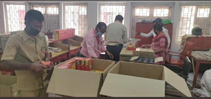 pmgeastregion's tweet photo. @IndiaPostOffice @podivdop @GoI_MeitY 
कटिहार डाक के सभी सहकर्मियों के द्वारा डाक किचेन चलाया जा रहा है और इस लॉक डाउन में प्रति दिन जरूरतमंद लोगों को भोजन करवाया जा रहा। https://t.co/ep1Jorc1a1