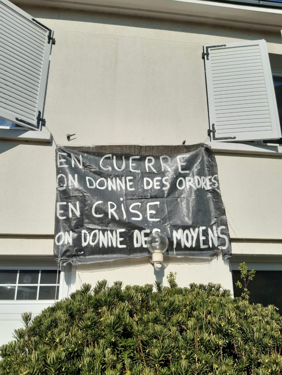 FranceInsoumise's tweet photo. Romain participe avec sa banderole. #PlusJamaisCa https://t.co/9P6nxRoovM