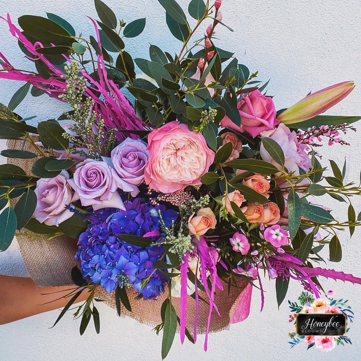 BloomsHoneybee's tweet photo. Happy Saturday all. 💜🧡 

#floraldesigner #bouquetoftheday #saturdayflowers #florals #roses #sprayroses #grevillea #hydrangea #pussywillow #lillies #genista #eucalyptus #floraldreams #happyflowers #keirarose #oceansongroses #ozothamnus #phlox https://t.co/L6M0WJ6qyx