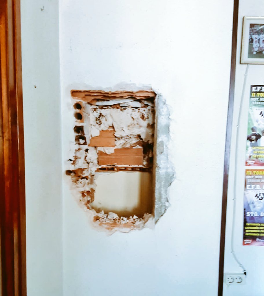 AndorraCF's tweet photo. Durante el confinamiento han entrado a robar en las oficinas del club. Han reventado cajones y puertas, excepto la principal, que no ha sido forzada 🤔. Y han arrancado una caja fuerte oculta, que está directiva desconocía de su existencia. Parece que solo buscaban documentos. https://t.co/7fwtIKk9pN