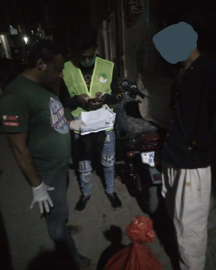 AikAwamPK's tweet photo. Alhumdulillah our volunteers registered 243 families and delivered ration on their doorstep earlier today between 1am and 6am in #DelhiColony, #PunjabColony  and #PNTColony.

Requesting all organisations to register and use the Sindh Relief Initiative App to distribute ration. https://t.co/cqPjqJqme9