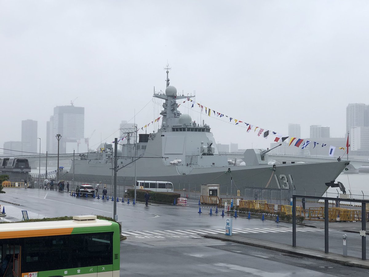 PLAHenkenBot2's tweet image. 052C/D/DL型駆逐艦
南シナ海や南西諸島周辺によく現れる事でお馴染み()の、現代中国海軍を代表する駆逐艦。初めて４面フェーズドアレイレーダーを装備し、さらにD型ではレーダーやVLS、対潜兵装を改良、DL型では艦尾延長と対空レーダーが換装され、大量生産が続いている。